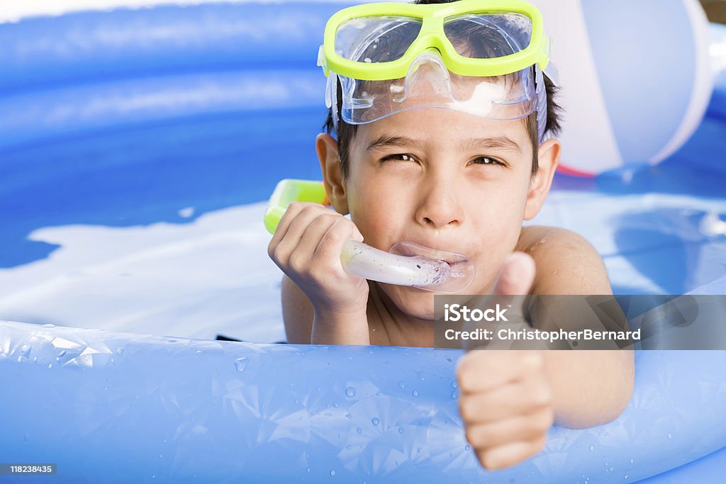 Ragazzo di nuoto all'aperto - Foto stock royalty-free di 4-5 anni