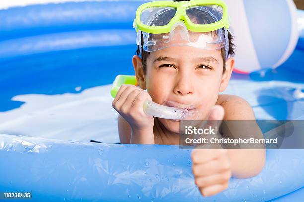 Ragazzo Di Nuoto Allaperto - Fotografie stock e altre immagini di 4-5 anni - 4-5 anni, Abbronzarsi, Acqua