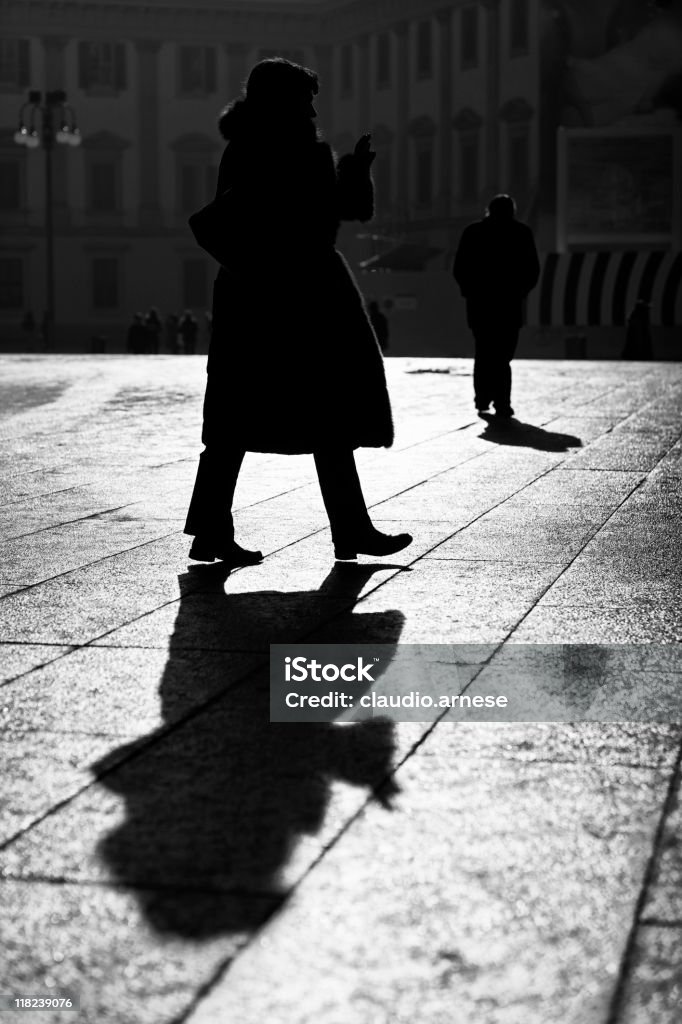 Silueta de mujer caminando a Town Square. Blanco y negro - Foto de stock de Abandonado libre de derechos