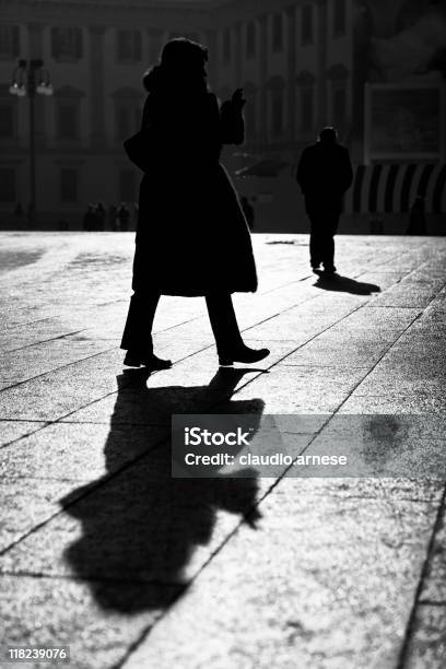 Silueta De Mujer Caminando A Town Square Blanco Y Negro Foto de stock y más banco de imágenes de Abandonado