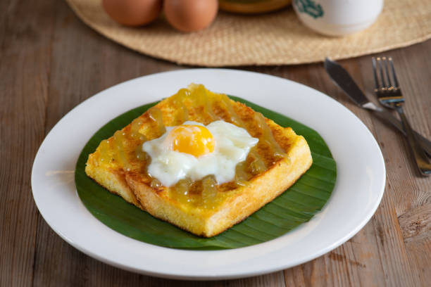 традиционный завтрак в малайзийском стиле, тост за масло кайя с половиной вареных яиц - 11242 стоковые фото и изображения