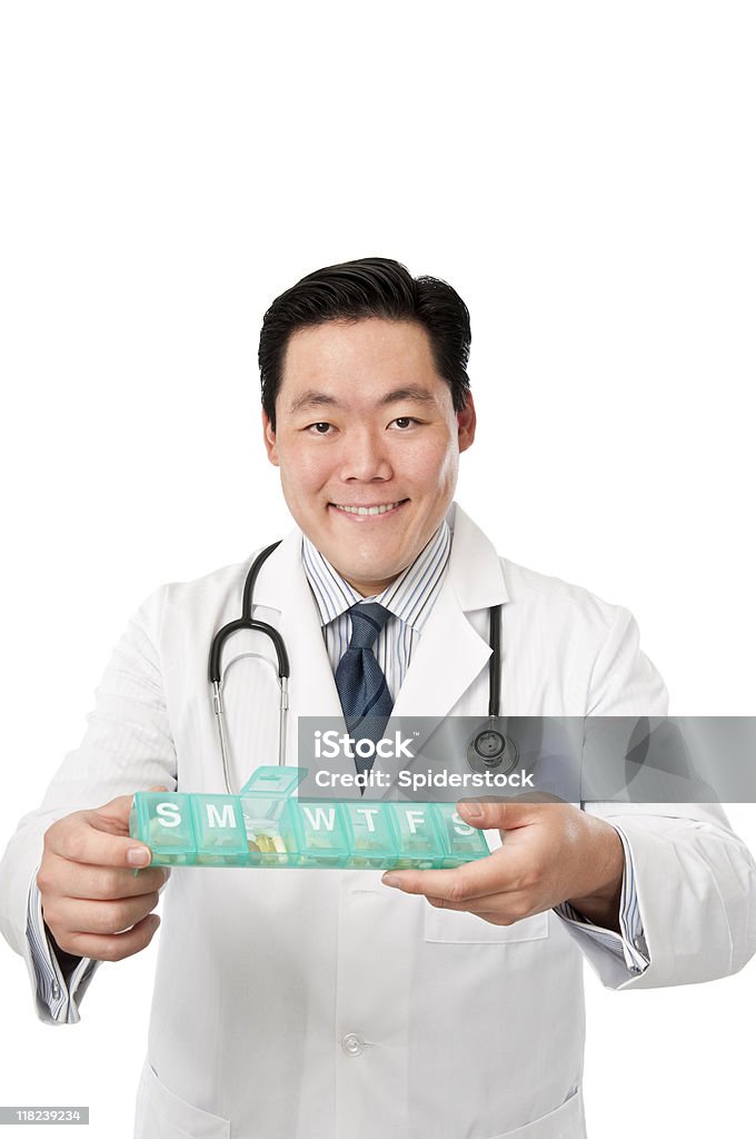 Giovane medico asiatico con un portapillole - Foto stock royalty-free di Abbigliamento elegante