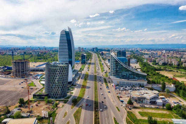 rascacielos en el distrito financiero de sofía, bulgaria, tomados en mayo de 2019 - bulgaria fotografías e imágenes de stock