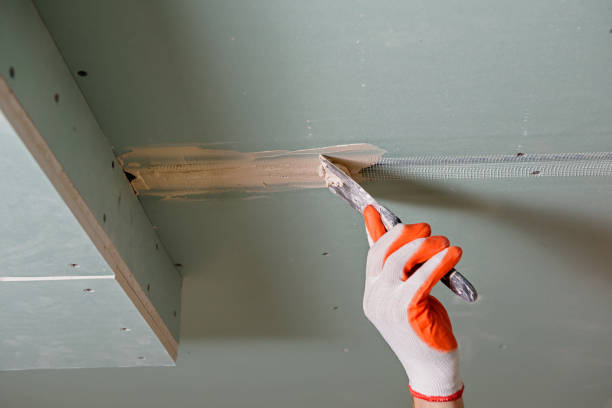 istock Filling the seams plasterboards. 1182401472