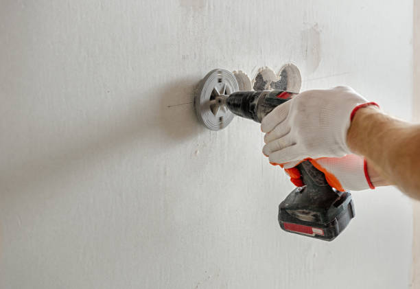 istock Filling the seams plasterboards. 1182401547