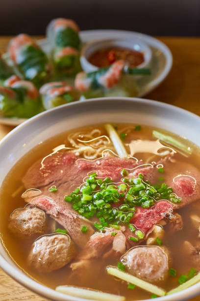 вьетнамский сырой говяжий рисовый суп с лаймом и овощами вертикальный - 5899 стоковые фото и изображения