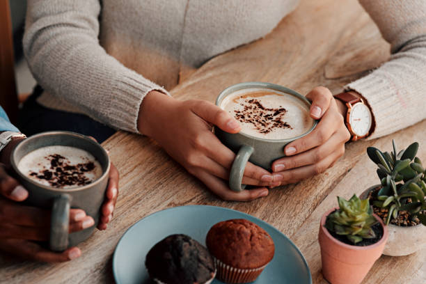 ponieważ oboje są miłośnikami kawy - coffee shop coffee break coffee cup holding zdjęcia i obrazy z banku zdjęć