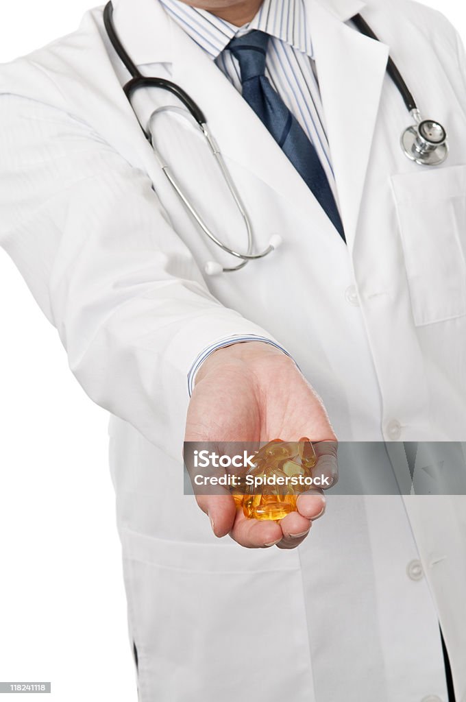 Jeune médecin tenant une tablette acides gras oméga - 3 - Photo de Gélule libre de droits