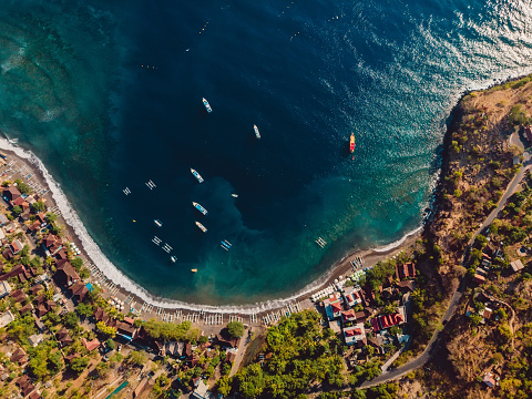 Vista aérea de la ciudad turística con agua azul del mar y barcos, vista de drones en Amed, Bali photo