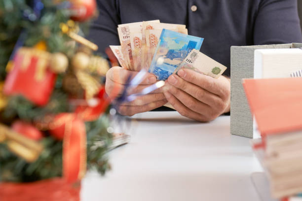 istock Manager gets a bonus money on workplace in Christmas eve 1182412019