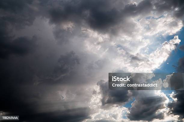 Foto de Nuvens De Tempestade e mais fotos de stock de Beleza natural - Natureza - Beleza natural - Natureza, Cena de tranquilidade, Cinza - Descrição de Cor