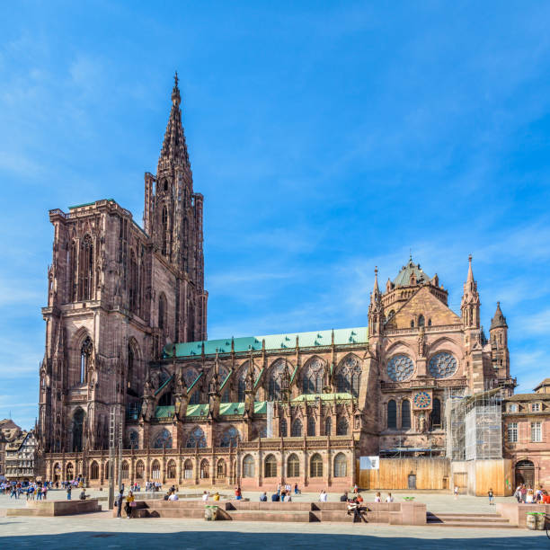 spire y el lado sur de la catedral de notre-dame en estrasburgo, francia. - strasbourg cathedral fotografías e imágenes de stock