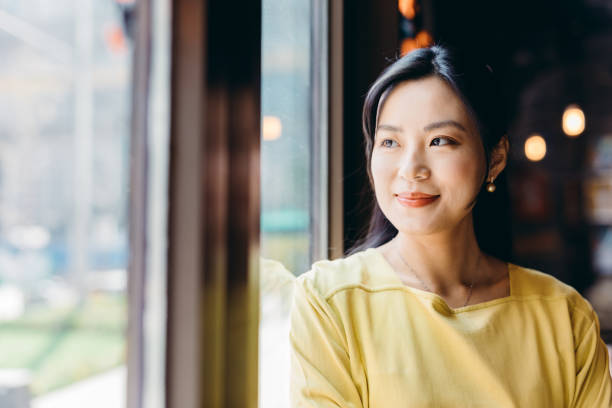 retrato de una empresaria asiática segura de sí misma. - coreano oriental fotografías e imágenes de stock