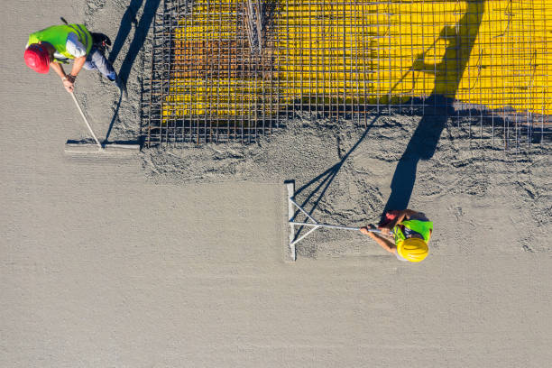 Construction works Concreting walls on construction site industrial labourer stock pictures, royalty-free photos & images