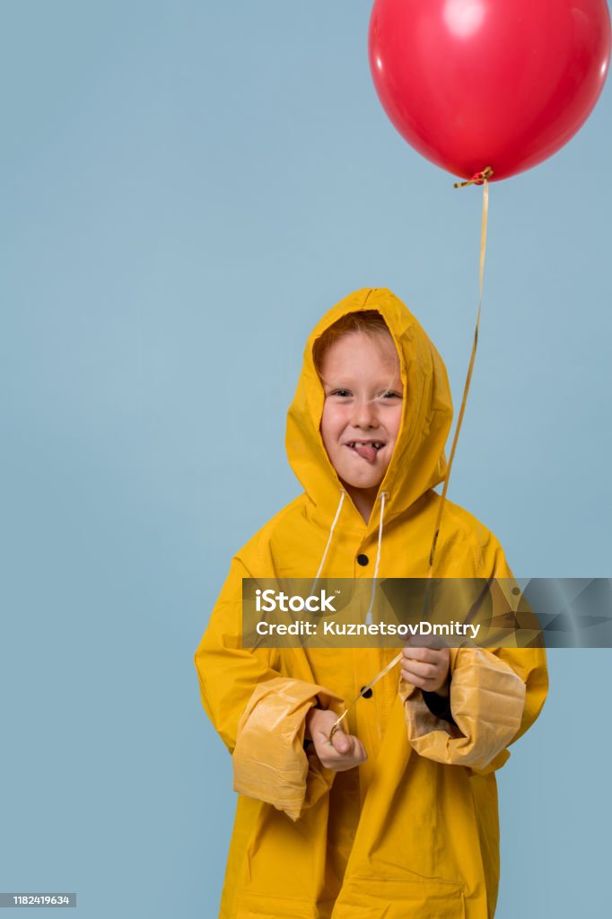 efterklang Søg Kort levetid Little Boy In Yellow Raincoat With Red Balloon Over Blue Background Stock  Photo - Download Image Now - iStock