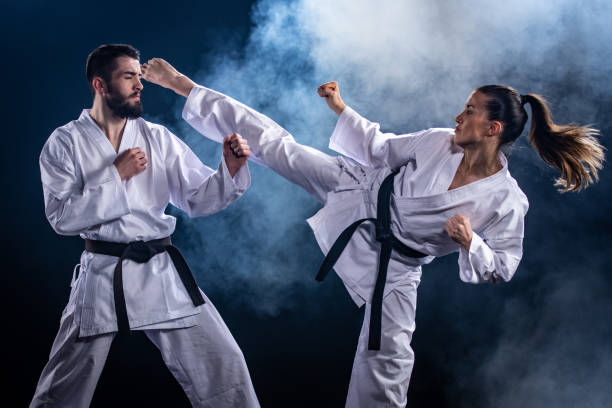 giocatori di karate che competono durante il match - arte marziale foto e immagini stock