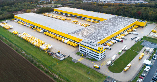 veduta aerea dell'hub di distribuzione dhl/deutsche post obertshausen - deutsche post ag package germany occupation foto e immagini stock