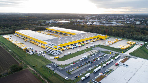 veduta aerea dell'hub di distribuzione dhl/deutsche post obertshausen - deutsche post ag package germany occupation foto e immagini stock