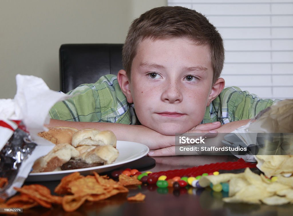 Fatigué et triste après manger Junk Food - Photo de Tristesse libre de droits