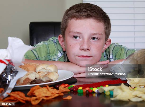 Photo libre de droit de Fatigué Et Triste Après Manger Junk Food banque d'images et plus d'images libres de droit de Tristesse - Tristesse, Enfant, Gâteau d'anniversaire