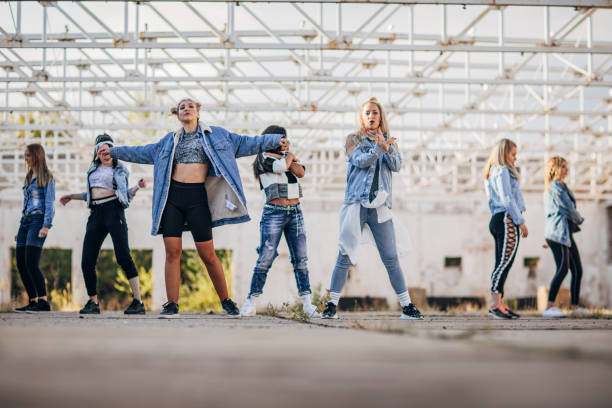 istock Urban women dancers 1182423492