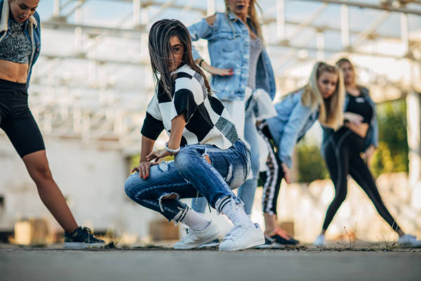 istock Urban ladies dancers dancing together 1182427951