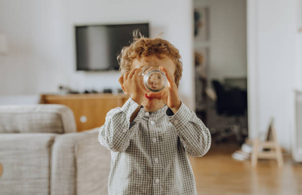 мальчик питьевой воды - drink glass стоковые фото и изображения