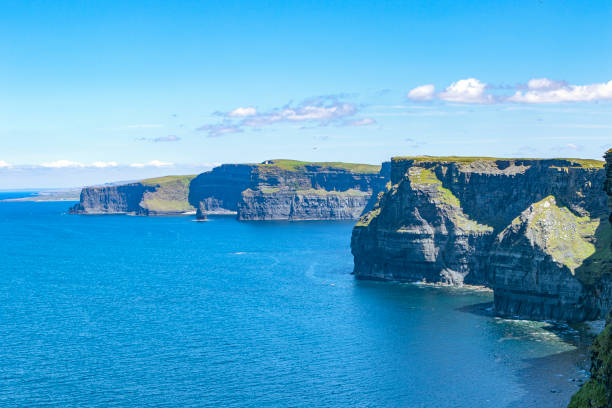 berühmte moher-klippen in westirland - republic of ireland cliffs of moher cliff galway stock-fotos und bilder