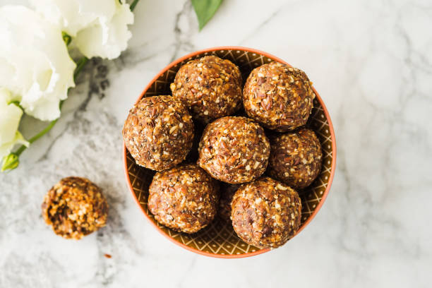 palle energetiche con ingredienti sani su marmo - nut spice peanut almond foto e immagini stock
