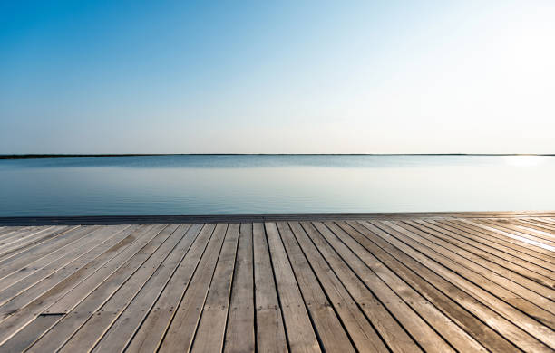 piattaforma in legno e paesaggio marino - lake sea seascape water foto e immagini stock