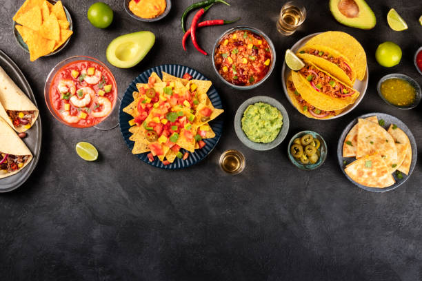 メキシコ料理、メキシコ料理の多くの料理、平らな横たわって、テキストのための場所と黒い背景の上から撮影。ナチョス、テキーラ、グアカモレなど - drink mexican culture tequila shot tequila ストックフォトと画像
