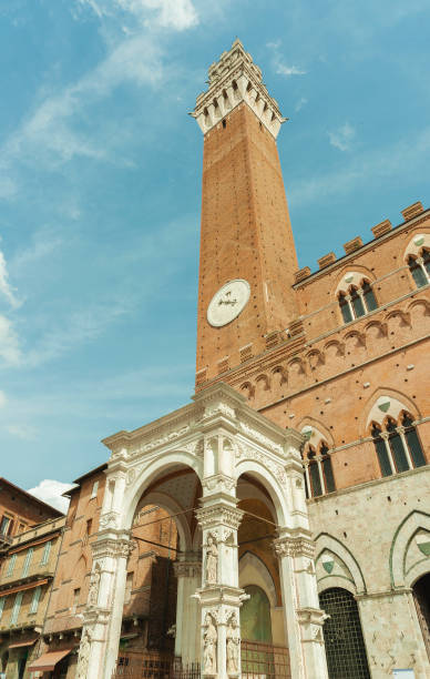 cidade histórica siena em toscana, italy - italy bell tower built structure building exterior - fotografias e filmes do acervo