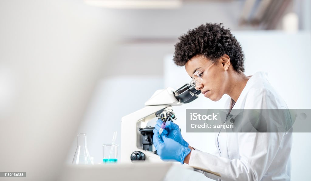 Joven Científico Trabajando en el Laboratorio - Foto de stock de Laboratorio libre de derechos