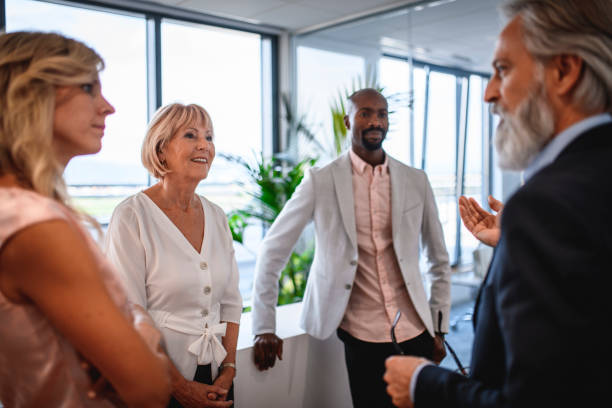 asociados disfrutando de ideas de empresarios barbudos maduros - 4453 fotografías e imágenes de stock