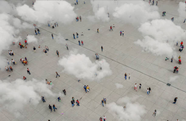 widok z lotu ptaka tłumu z clowds - sea of clouds zdjęcia i obrazy z banku zdjęć