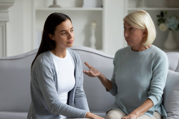 zirytowana dojrzała matka wykłada uparte dorosłe dziecko. - old senior adult one person rudeness zdjęcia i obrazy z banku zdjęć