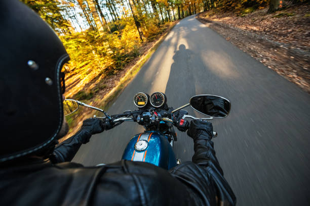 passeio do excitador da motocicleta na floresta - motorcycle handlebar road riding - fotografias e filmes do acervo