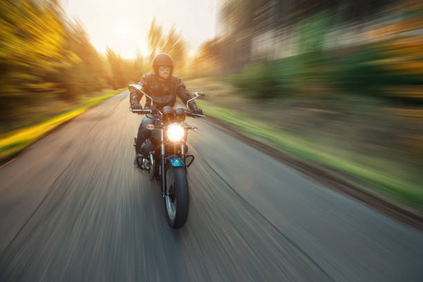 conducteur de moto avec l'effet de mouvement brouillé - motorcycle road journey travel photos et images de collection