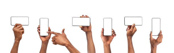 conjunto de manos de hombre negro sosteniendo el teléfono inteligente con pantalla en blanco - hand holding phone fotografías e imágenes de stock