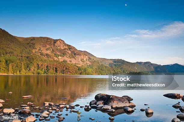 Natureza Reflectido Lake District Reino Unido - Fotografias de stock e mais imagens de Ao Ar Livre - Ao Ar Livre, Azul, Bordo-pseudoplátano