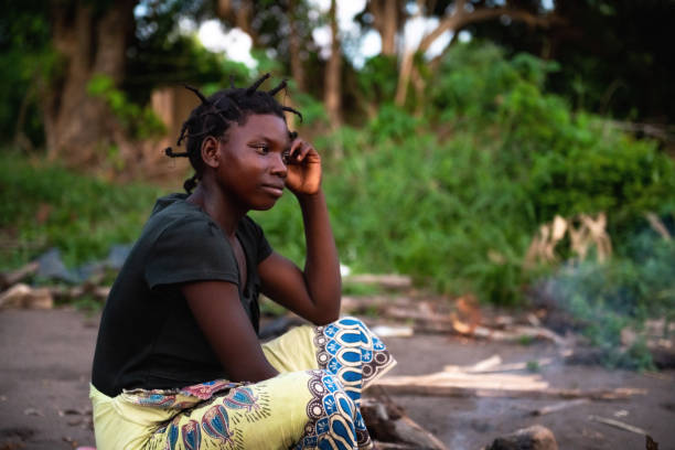 portait di giovane donna africana seduta a terra - republic of malawi foto e immagini stock