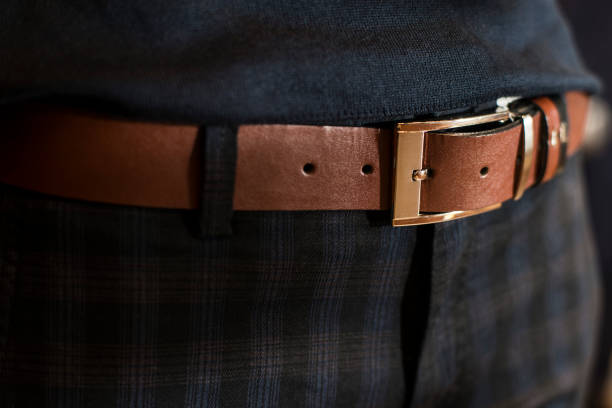 ceinture en cuir brun hommes en pantalon - travel buckle part of on top of photos et images de collection