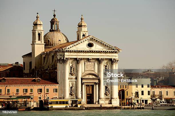 Venecia Italia Iglesia Por Grand Canal Foto de stock y más banco de imágenes de Aguja - Chapitel - Aguja - Chapitel, Aire libre, Canal - Corriente de agua