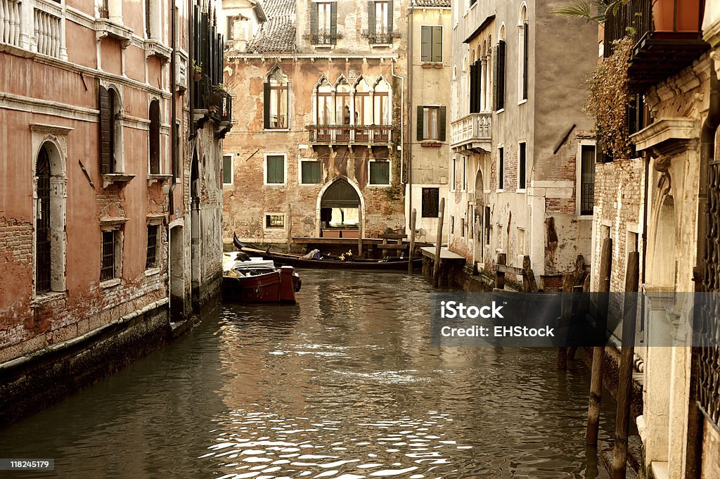 Pequeno Canal, Veneza, Itália - Foto de stock de Barco de passageiros royalty-free