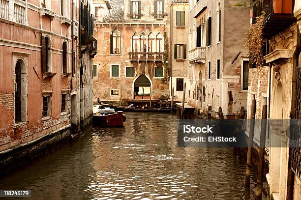 Foto de Pequeno Canal Veneza Itália e mais fotos de stock de Barco de passageiros - Barco de passageiros, Canal, Característica arquitetônica