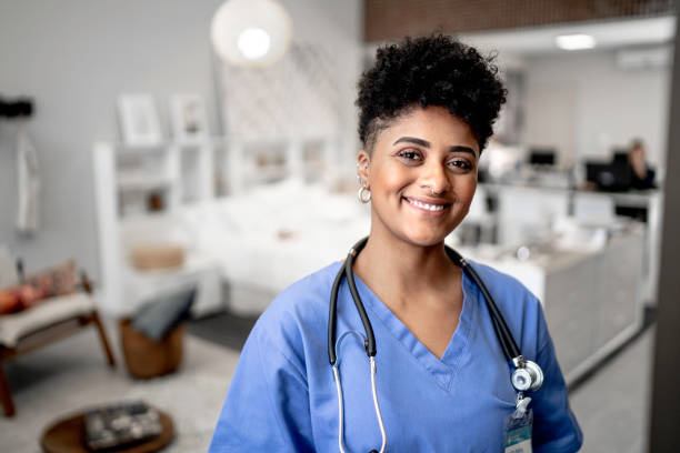 porträtt av en ungsjuksköterska/läkare - smiling nurse bildbanksfoton och bilder