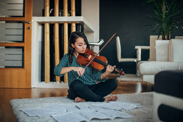 schöne geigerin frau - practicing music violin women stock-fotos und bilder