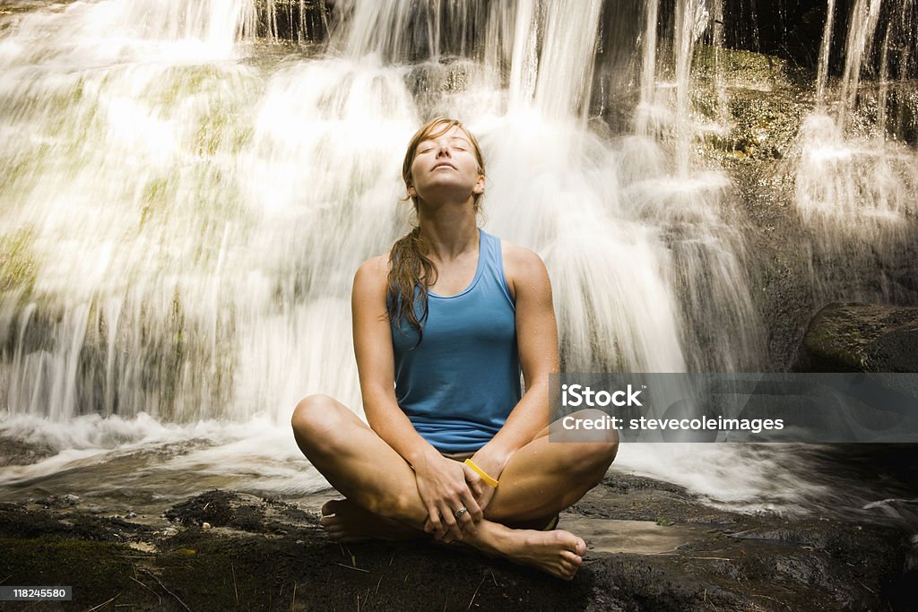 Joga kobieta przed Waterfall - Zbiór zdjęć royalty-free (Joga)