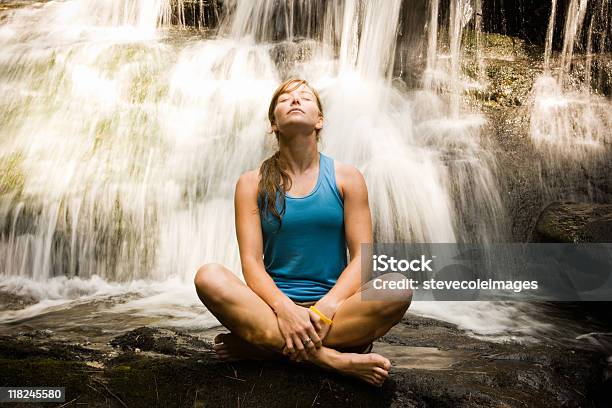 Yoga Mulher Antes De - Fotografias de stock e mais imagens de Ioga - Ioga, Cascata, Mulheres