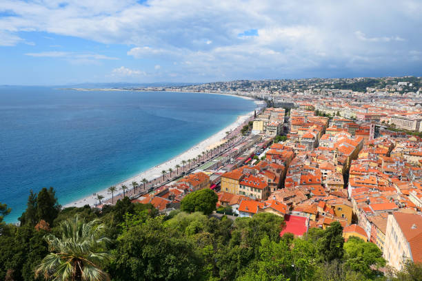 bonita riviera francesa cote d'azur en provenza, francia. - city of nice france beach promenade des anglais fotografías e imágenes de stock